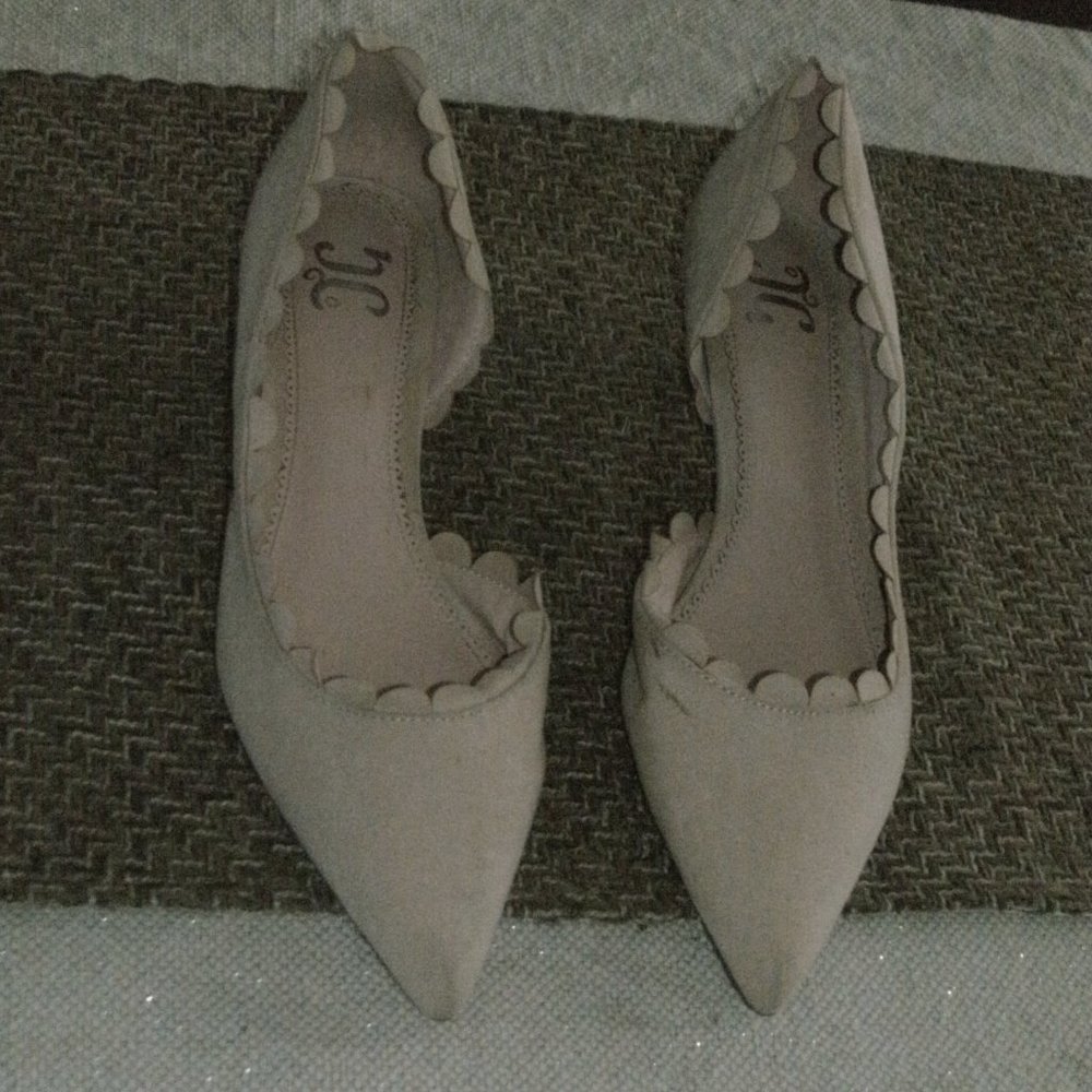 JG Faux Suede Tan Beige Pointed Toe Pump Kitten Heel Scalloped Detail size 6.5